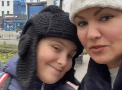 «Острый репортаж из Краснодара»: оперная дива Анна Нетребко купила шапки на улице Красной 