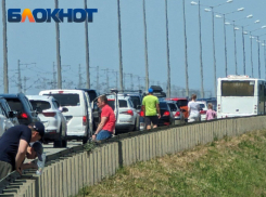 Туристы уезжают: перед Крымским мостом образовалась 5-километровая пробка к Краснодару