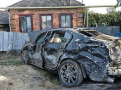 На Кубани водитель Lexus врезался в припаркованные машины и погиб