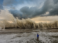 Шторм на Кубани все сильнее: водолазы еще два дня не смогут искать сухогруз
