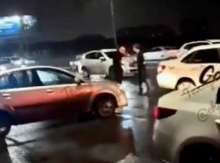 Ледовое побоище машин произошло в Краснодаре: один человек пострадал 