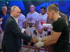 Путин наградил победителя международного турнира по самбо в Сочи