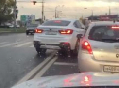 В Краснодаре автохам на «БМВ», промчавшийся по «встречке», устроил конфликт на дороге