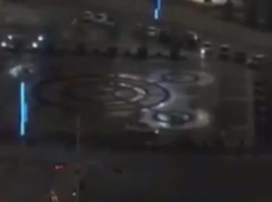 Краснодарцев возмутила «крутящая пятаки» у драмтеатра «Приора»