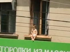 Двухлетнего ребенка в открытом окне второго этажа спасли прохожие в Краснодаре