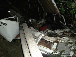 Под Сочи в ДТП оказались зажаты в автомобиле два парня и девушка 