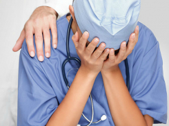 Буйный пациент в Новороссийске избил медсестру до полусмерти