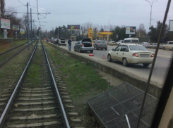 Под ж/д мостом в Краснодаре автомобилисты из-за глубокой ямы за пару дней потеряли десятки колес