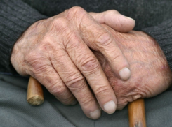 Молодые люди избили и ограбили одного из старейших жителей кубанской станицы