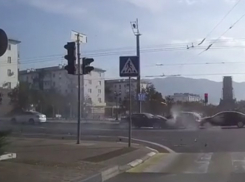 Появилось видео момента массовой аварии, парализовавшей движение в Новороссийске