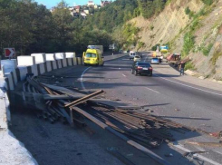 В Сочи в смертельной аварии погрузчик рассыпал груз и ушел в кювет