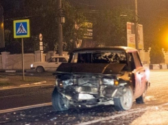 В центре Новороссийска лоб в лоб столкнулись «семерка» и иномарка