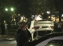 Стало известно, что делали люди с автоматами на месте ДТП с перевернувшимся авто в Краснодаре 