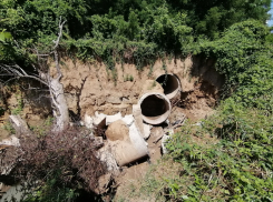 В Краснодаре грязная вода из ливнёвки вливается в Кубань