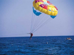 В станице Голубицкой две девушки упали с парашюта на берег