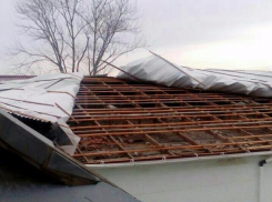 Ветер сорвал крышу школы в станице Бакинской   