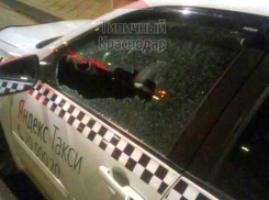 В центре Краснодара неизвестный выстрелил в машину такси