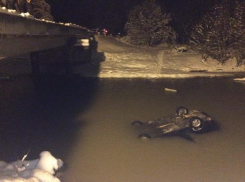 В Апшеронском районе автомобиль упал в реку: два человека погибли