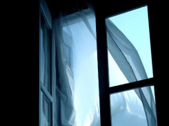 Малолетний ребенок выпал из окна в Новороссийске