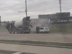 В Краснодаре прям на дороге вспыхнул автомобиль