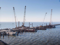 Строители погрузили половину всех свай Крымского моста