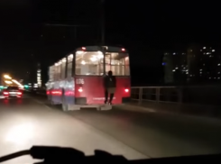  Верхом на троллейбусе: Парень рисковал жизнью, катаясь по Краснодару 