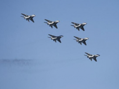 Летчики Краснодарского высшего авиационного училища отметили свой праздник в небе