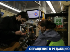В Краснодаре музыкант зарабатывает на проезд распевая песни в трамвае