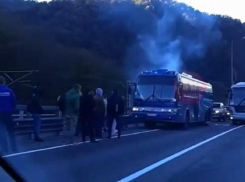Пассажирский автобус задымился по пути из Сочи в Красную Поляну