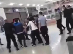 В Краснодаре во время эвакуации друзья охранника толпой били посетителя «Галереи»