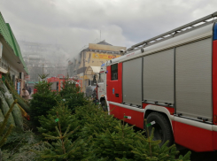 В Краснодаре выгорел двухэтажный магазин на рынке: эксклюзивное видео