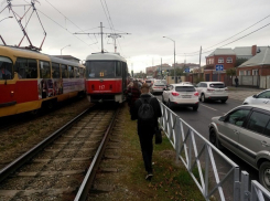 В Краснодаре в трамвае обнаружили 26-летнего парня с окровавленным лицом