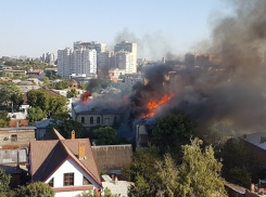 В центре Краснодара загорелось двухэтажное здание
