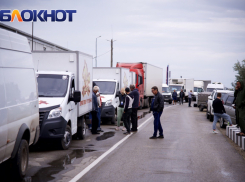 Вереница из 500 машин встала на мосту к Краснодарскому краю  