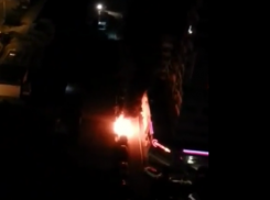  Ночью во дворе многоэтажки в Новороссийске сгорела машина 