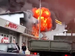  В Сочи горит дом и пристроенный к нему магазин: есть пострадавшие 