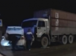 В ДТП на Кубани столкнулись три легковушки и «КамАЗ»: есть погибший