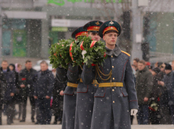 В Краснодаре в День защитника Отечества возложили цветы к Вечному огню