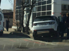 Внедорожник на высокой скорости протаранил стену офиса в центре Краснодара