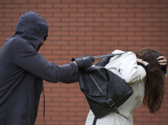 Кубанский вор бросил камень в убегающую женщину ради сумки