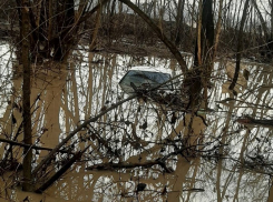 Иномарку с трупом нашли на подтопленном участке в Горячем Ключе