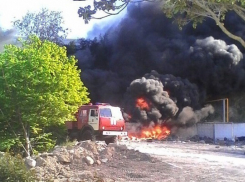 В Новороссийске горела свалка покрышек 