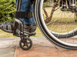 Недоступная среда: краснодарцы в инвалидных креслах не могут совладать с тротуарами 