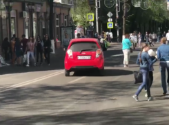  По перекрытой Красной на красной машине: По центральной улице Краснодара ездят несмотря на запрет 