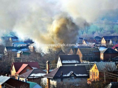 В Армавире полыхал двухэтажный коттедж 