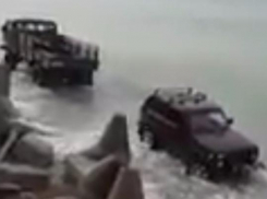 В Сочи заехавшую в море «Ниву» вытаскивали грузовиком