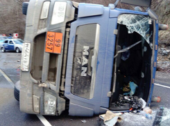 Большегруз с битумом перевернулся на трассе в Сочи