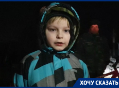 «Мы делаем уроки под фонариком»: жители Знаменского вместе с детьми угрожают перекрыть трассу из-за отсутствия света