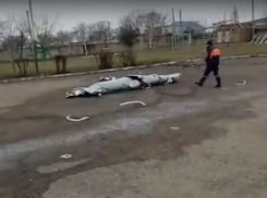  С боевого самолета на автошколу и бывший молзавод упали топливные баки в Ейске 