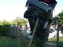 ДТП в Кореновске: «Мерседес» упал на забор 